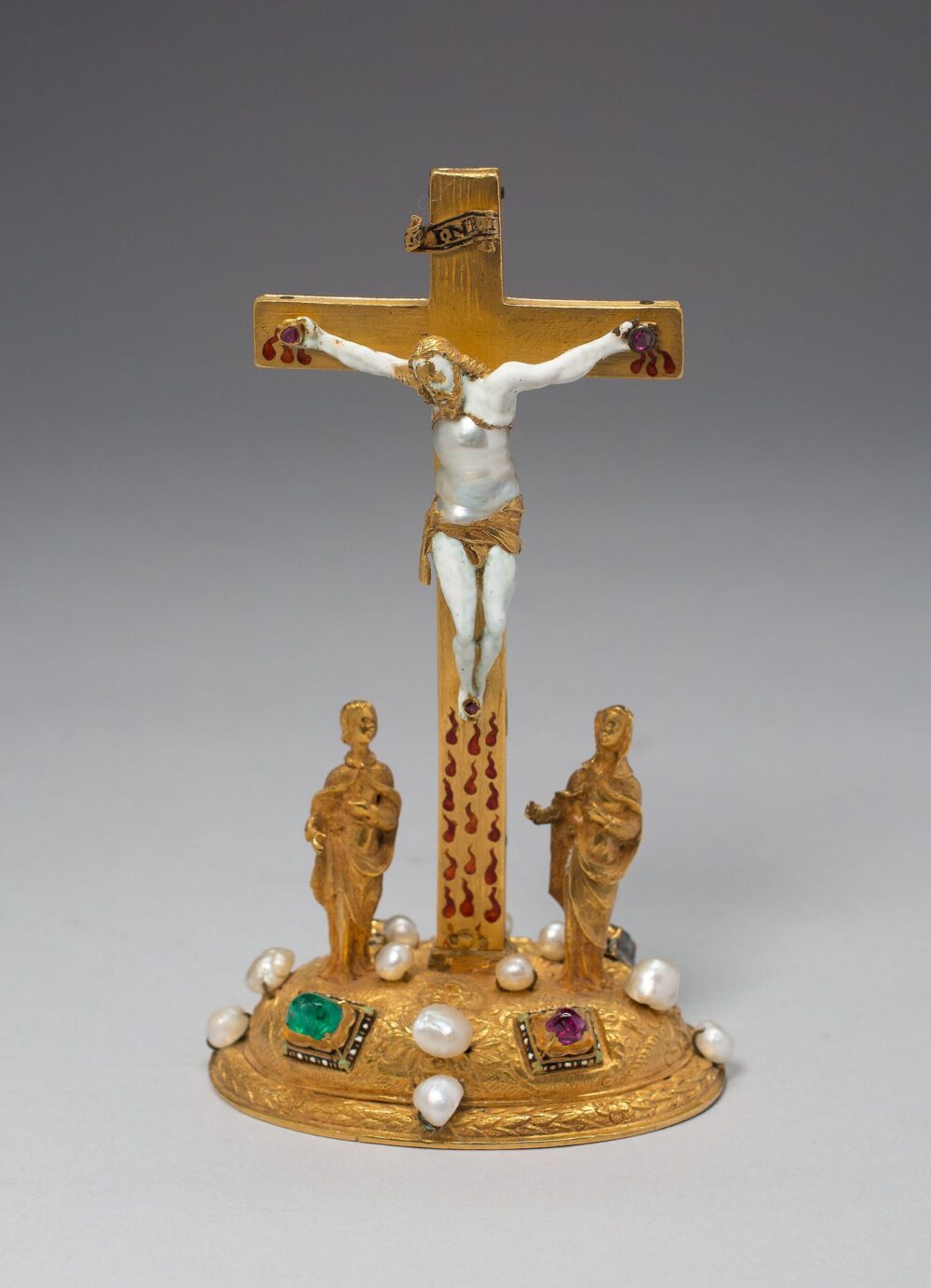 真珠をふんだんに用いた十字架上のキリスト像